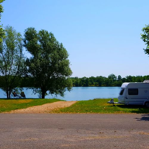 Une caravane devant la Saône Emplacement vue rivière