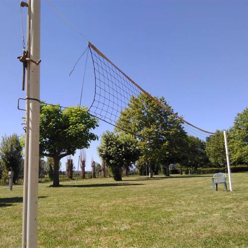 Camping la Clé de Saone et son terrain de volley Camping en bourgogne avec des activités