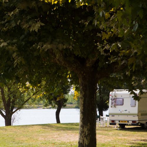 Camping au bord de la saone Emplacement de camping en bord de rivière